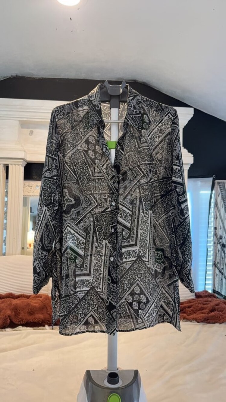 TravelSmith Women's Black and White Patterned Button-Up Shirt